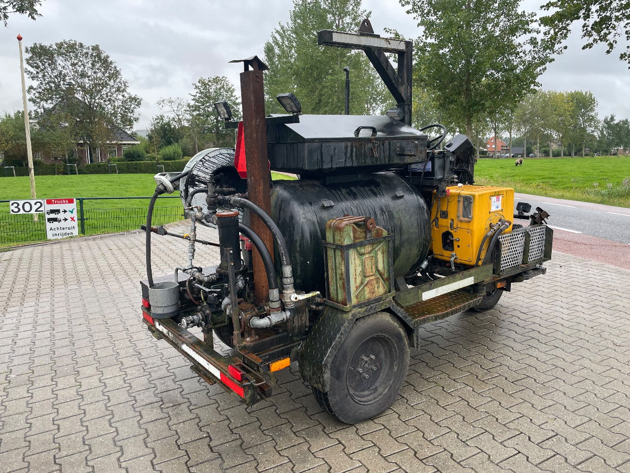 Burtec TSH 500 bitumen sprayer - Aszfaltozó gép: 4 kép. Burtec TSH 500 bitumen sprayer - Aszfaltozó gép: 4 kép.