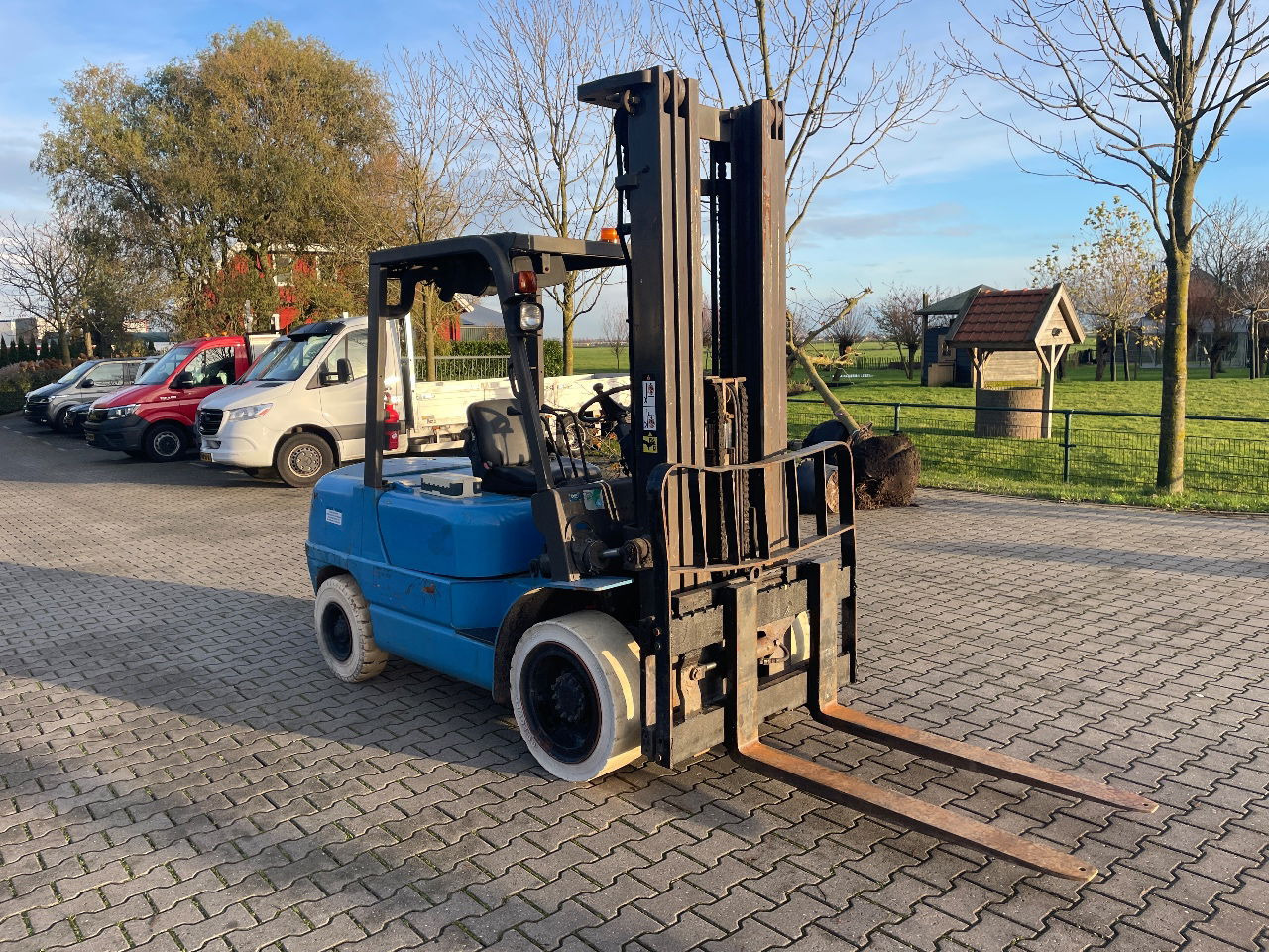 Nissan 3.5 tons diesel heftruck triplo 5.50m Hefhoogte 2000 uur - Villás targonca: 4 kép. Nissan 3.5 tons diesel heftruck triplo 5.50m Hefhoogte 2000 uur - Villás targonca: 4 kép.