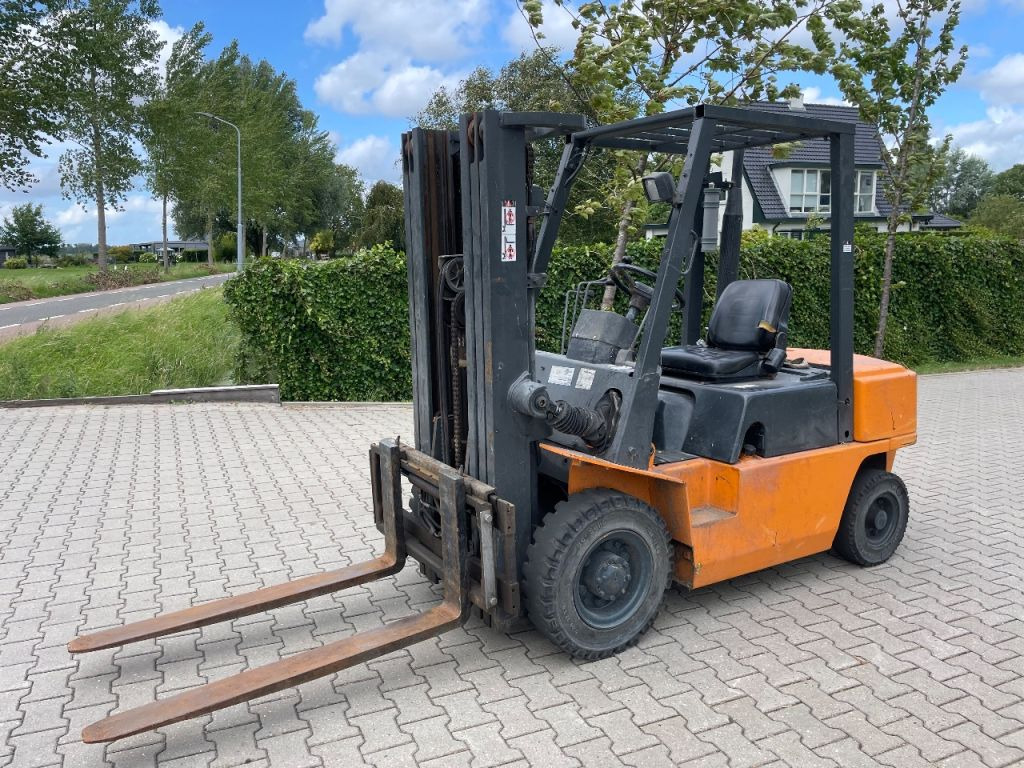 Nissan FJ02A25U 2.5 ton diesel triplo freelift heftruck - Villás targonca: 1 kép. Nissan FJ02A25U 2.5 ton diesel triplo freelift heftruck - Villás targonca: 1 kép.
