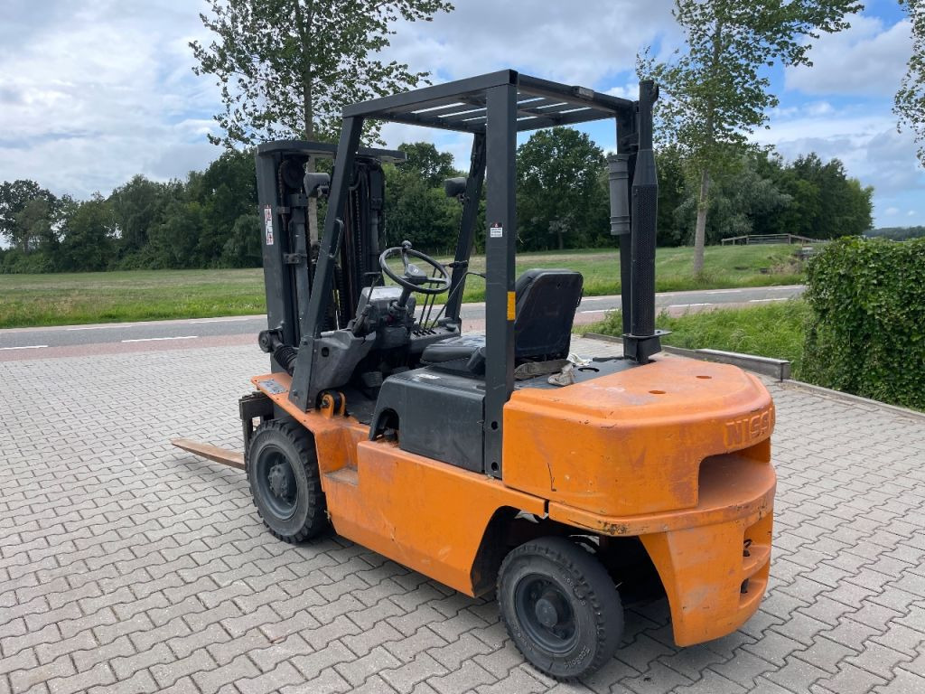 Nissan FJ02A25U 2.5 ton diesel triplo freelift heftruck - Villás targonca: 2 kép. Nissan FJ02A25U 2.5 ton diesel triplo freelift heftruck - Villás targonca: 2 kép.