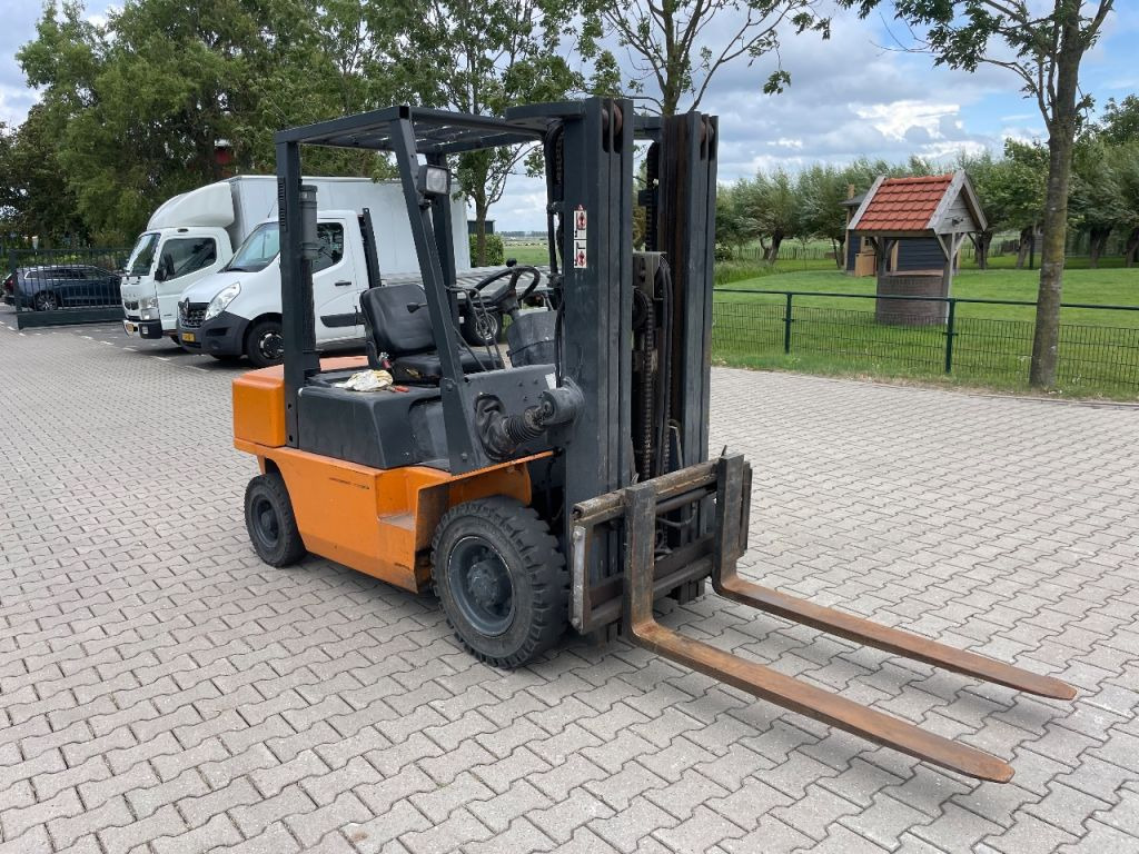 Nissan FJ02A25U 2.5 ton diesel triplo freelift heftruck - Villás targonca: 4 kép. Nissan FJ02A25U 2.5 ton diesel triplo freelift heftruck - Villás targonca: 4 kép.