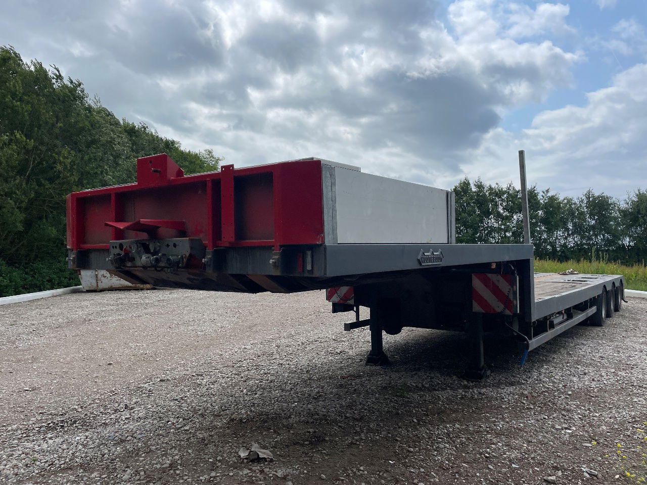 Nooteboom Mco-48-03 V uitschuifbaar hydrolisch gestuurd semi dieplader - Félpótkocsi mélybölcsős: 2 kép. Nooteboom Mco-48-03 V uitschuifbaar hydrolisch gestuurd semi dieplader - Félpótkocsi mélybölcsős: 2 kép.
