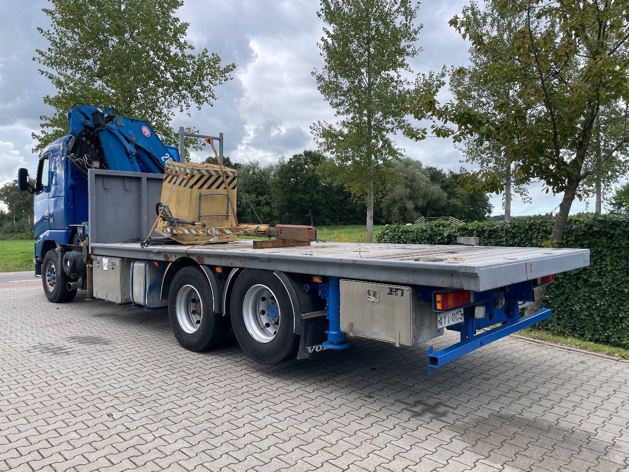 Volvo FH 16 FH16 420 with HMF 2820 crane with jib and front stamps Very Good Condition - Darus autó: 3 kép. Volvo FH 16 FH16 420 with HMF 2820 crane with jib and front stamps Very Good Condition - Darus autó: 3 kép.