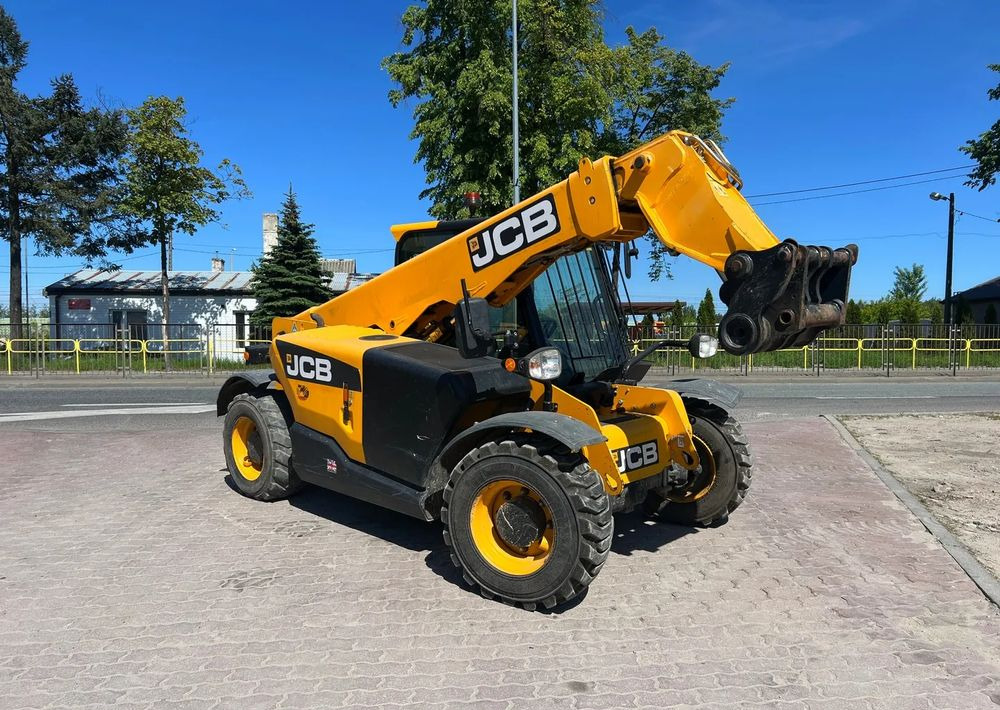 JCB 525-60 Hi-Viz - Teleszkópos rakodó: 2 kép. JCB 525-60 Hi-Viz - Teleszkópos rakodó: 2 kép.