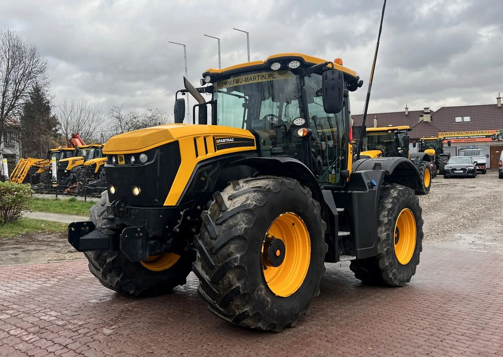 JCB FASTRAC 4220 - Traktor: 1 kép. JCB FASTRAC 4220 - Traktor: 1 kép.