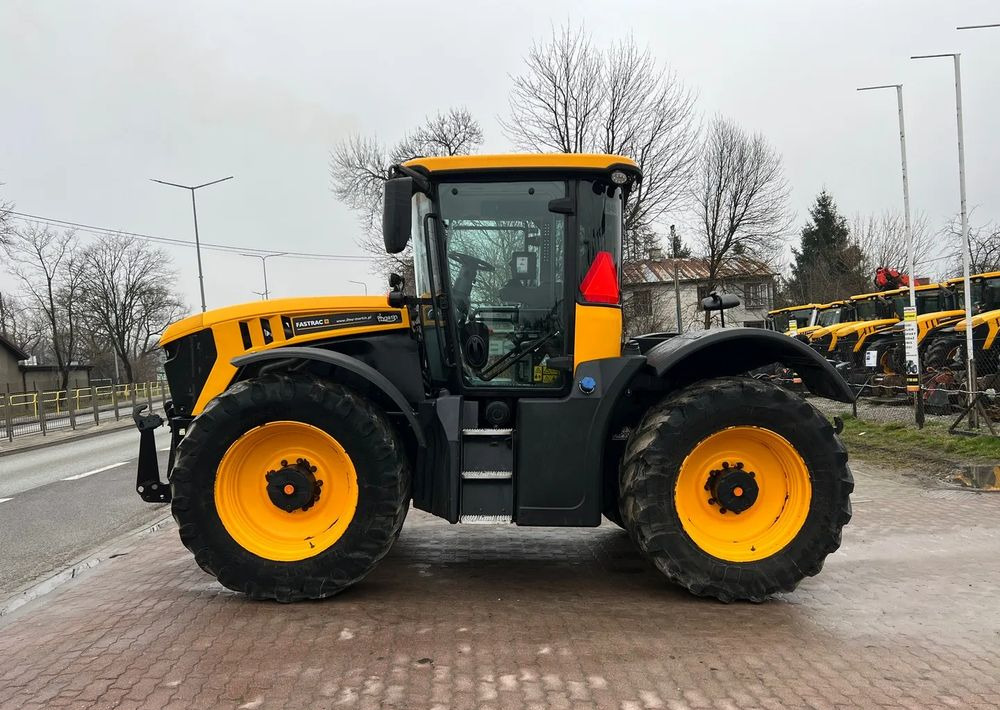 JCB Fastrac 4220 | 2017 ROK | 220 KM - Traktor: 2 kép. JCB Fastrac 4220 | 2017 ROK | 220 KM - Traktor: 2 kép.