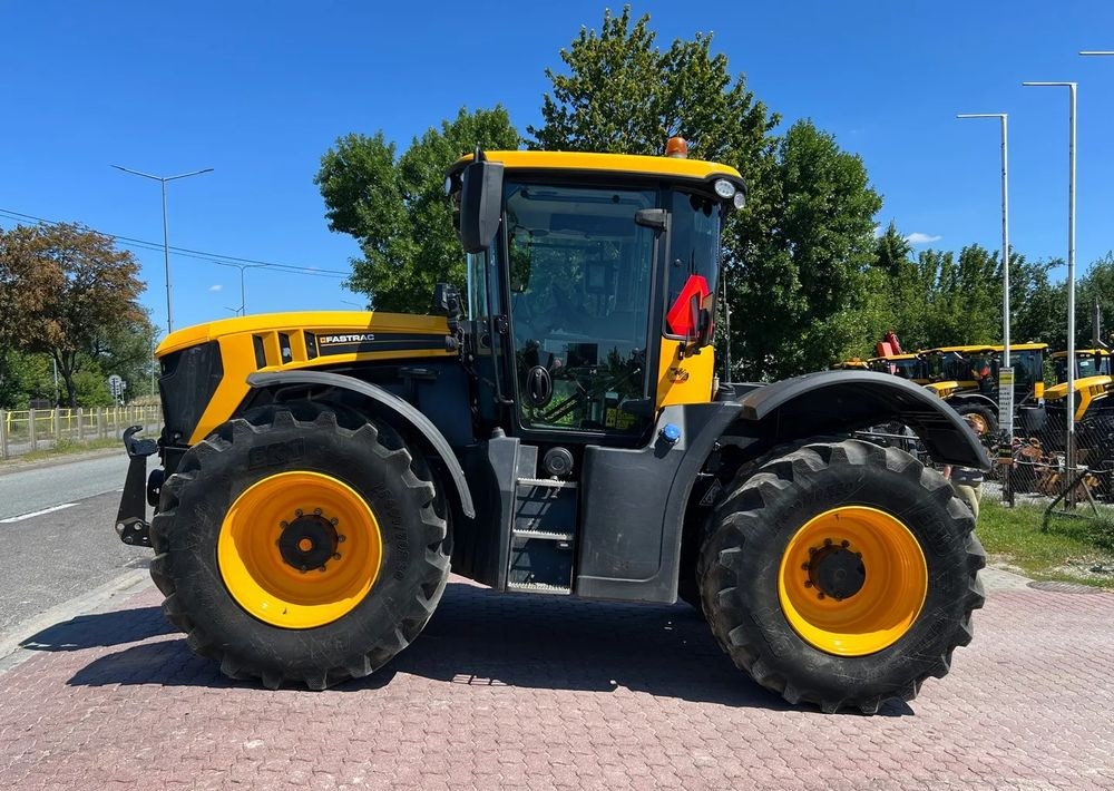 JCB Fastrac 4220 - Traktor: 2 kép. JCB Fastrac 4220 - Traktor: 2 kép.