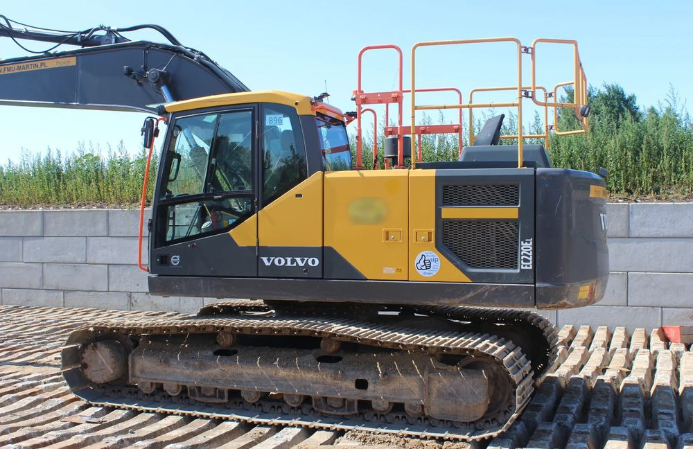 Volvo EC220EL - Lánctalpas kotró: 3 kép. Volvo EC220EL - Lánctalpas kotró: 3 kép.