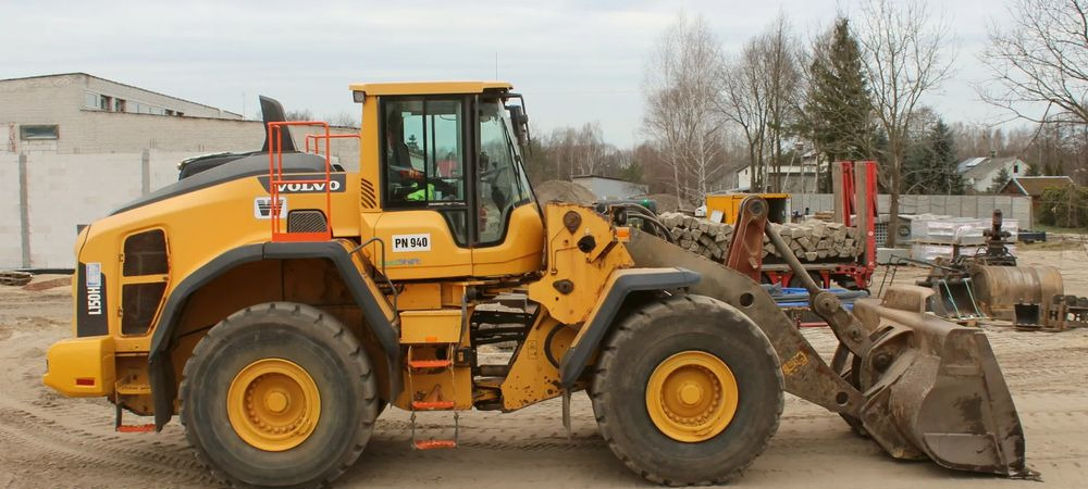 Volvo F150H - Gumikerekes homlokrakodó: 2 kép. Volvo F150H - Gumikerekes homlokrakodó: 2 kép.