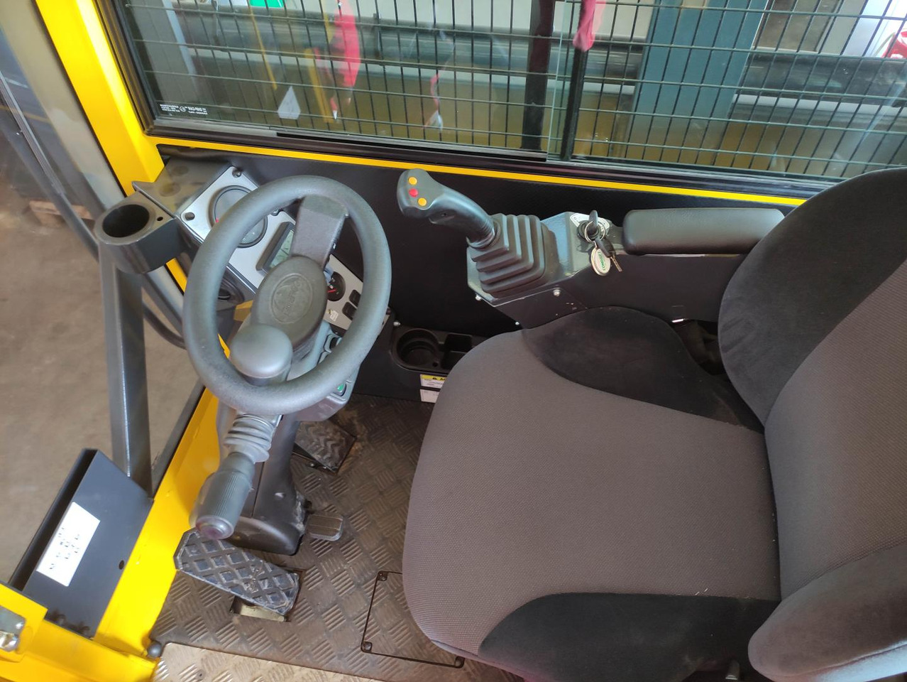 Combilift C6000 FSL - Oldalrakodó targoncá: 5 kép. Combilift C6000 FSL - Oldalrakodó targoncá: 5 kép.
