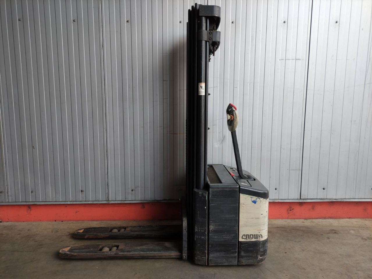 Crown WE 2300-1.6 TT - Emelőtargoncá: 1 kép. Crown WE 2300-1.6 TT - Emelőtargoncá: 1 kép.