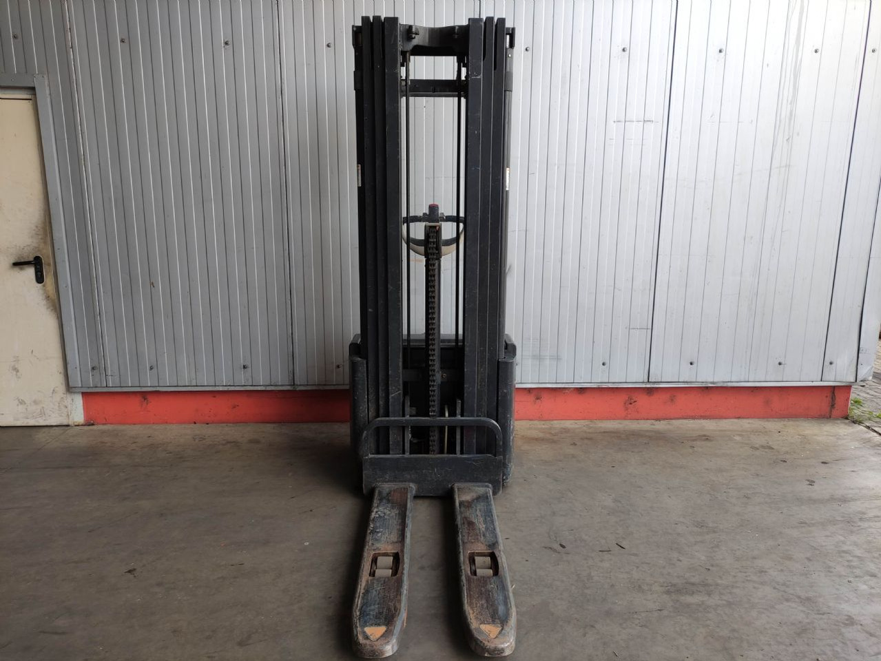 Crown WE 2300-1.6 TT - Emelőtargoncá: 3 kép. Crown WE 2300-1.6 TT - Emelőtargoncá: 3 kép.