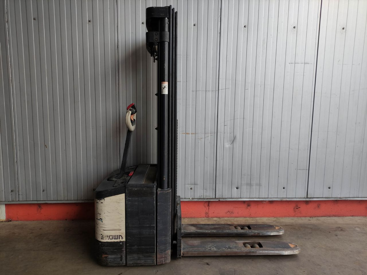 Crown WE 2300-1.6 TT - Emelőtargoncá: 2 kép. Crown WE 2300-1.6 TT - Emelőtargoncá: 2 kép.