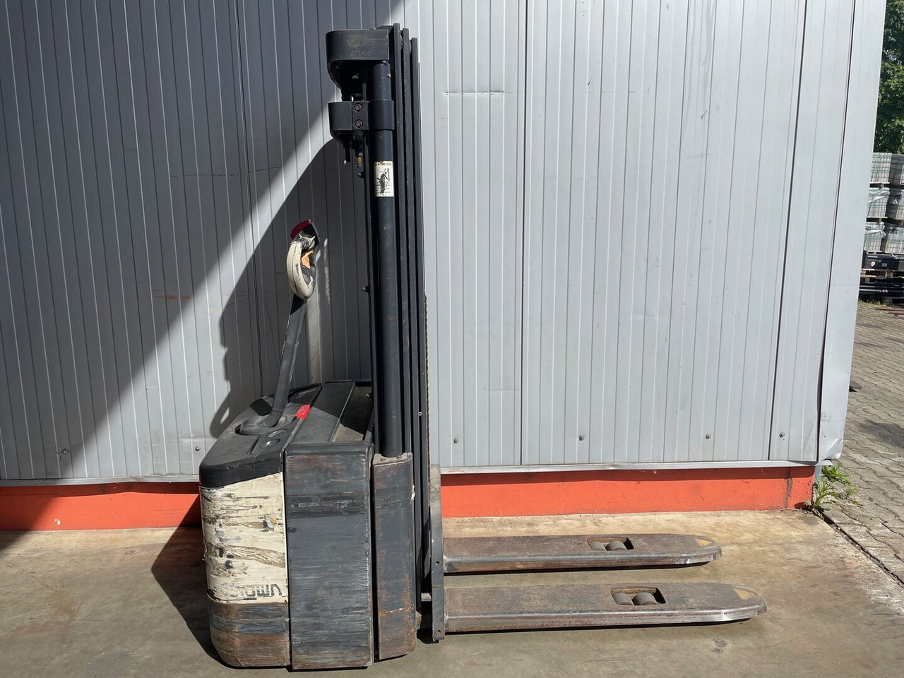 Crown WE2300 1.6 TT - Emelőtargoncá: 2 kép. Crown WE2300 1.6 TT - Emelőtargoncá: 2 kép.