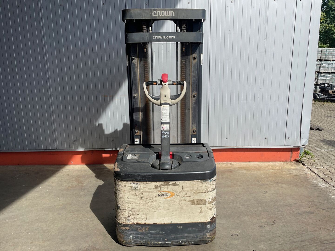 Crown WE2300 1.6 TT - Emelőtargoncá: 4 kép. Crown WE2300 1.6 TT - Emelőtargoncá: 4 kép.