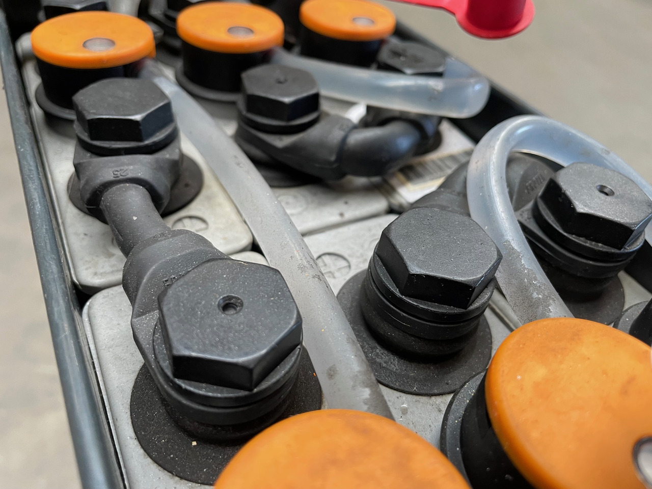 Exide 24 Volt I 2EPzB 200 - Akkumulátor - Anyagmozgató gép: 3 kép. Exide 24 Volt I 2EPzB 200 - Akkumulátor - Anyagmozgató gép: 3 kép.