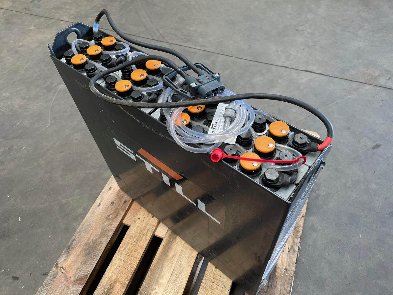 Exide 24 Volt I 2EPzB 200 - Akkumulátor - Anyagmozgató gép: 1 kép. Exide 24 Volt I 2EPzB 200 - Akkumulátor - Anyagmozgató gép: 1 kép.