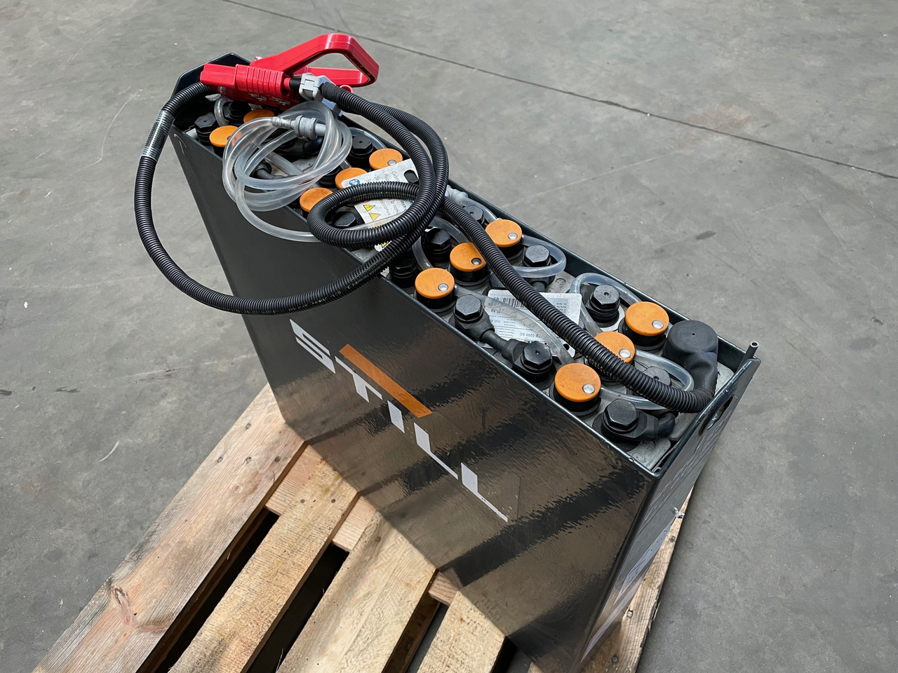 Exide 24 Volt I 2EPzB 200 - Akkumulátor - Anyagmozgató gép: 1 kép. Exide 24 Volt I 2EPzB 200 - Akkumulátor - Anyagmozgató gép: 1 kép.