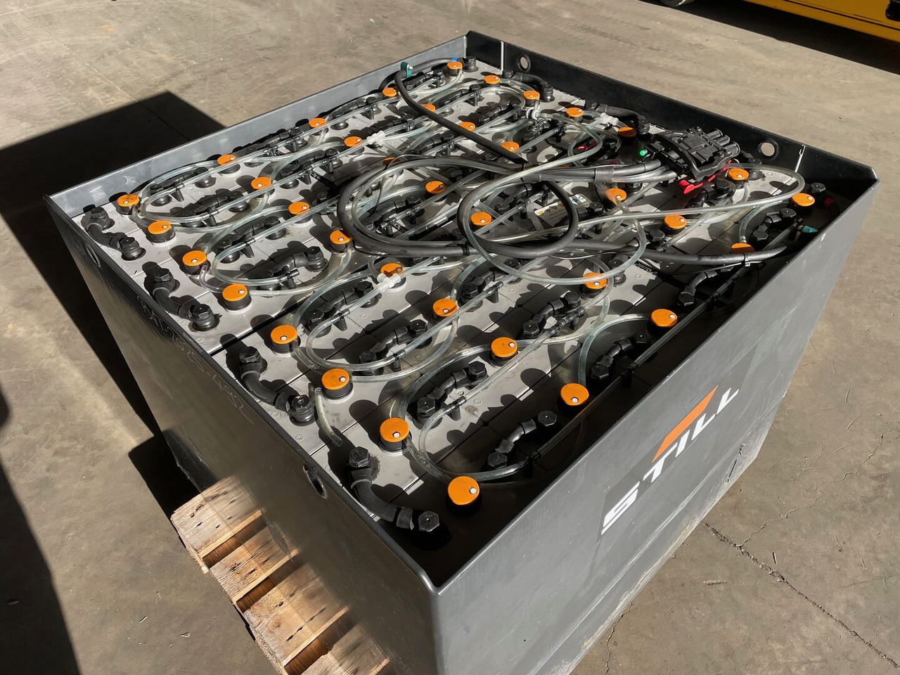 Exide 80V 6 PZS 930 - Akkumulátor - Anyagmozgató gép: 1 kép. Exide 80V 6 PZS 930 - Akkumulátor - Anyagmozgató gép: 1 kép.