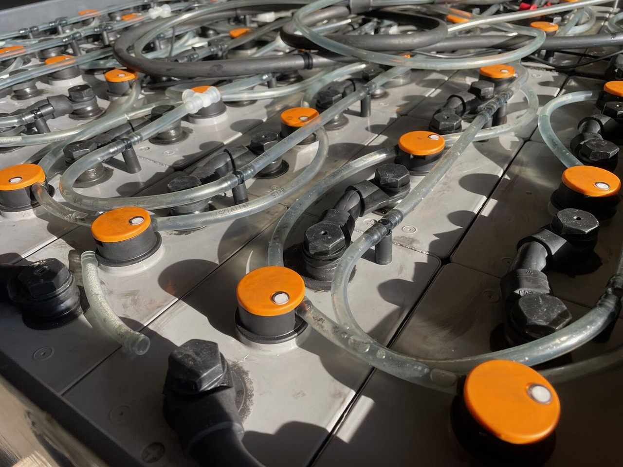 Exide 80V 6 PZS 930 - Akkumulátor - Anyagmozgató gép: 3 kép. Exide 80V 6 PZS 930 - Akkumulátor - Anyagmozgató gép: 3 kép.