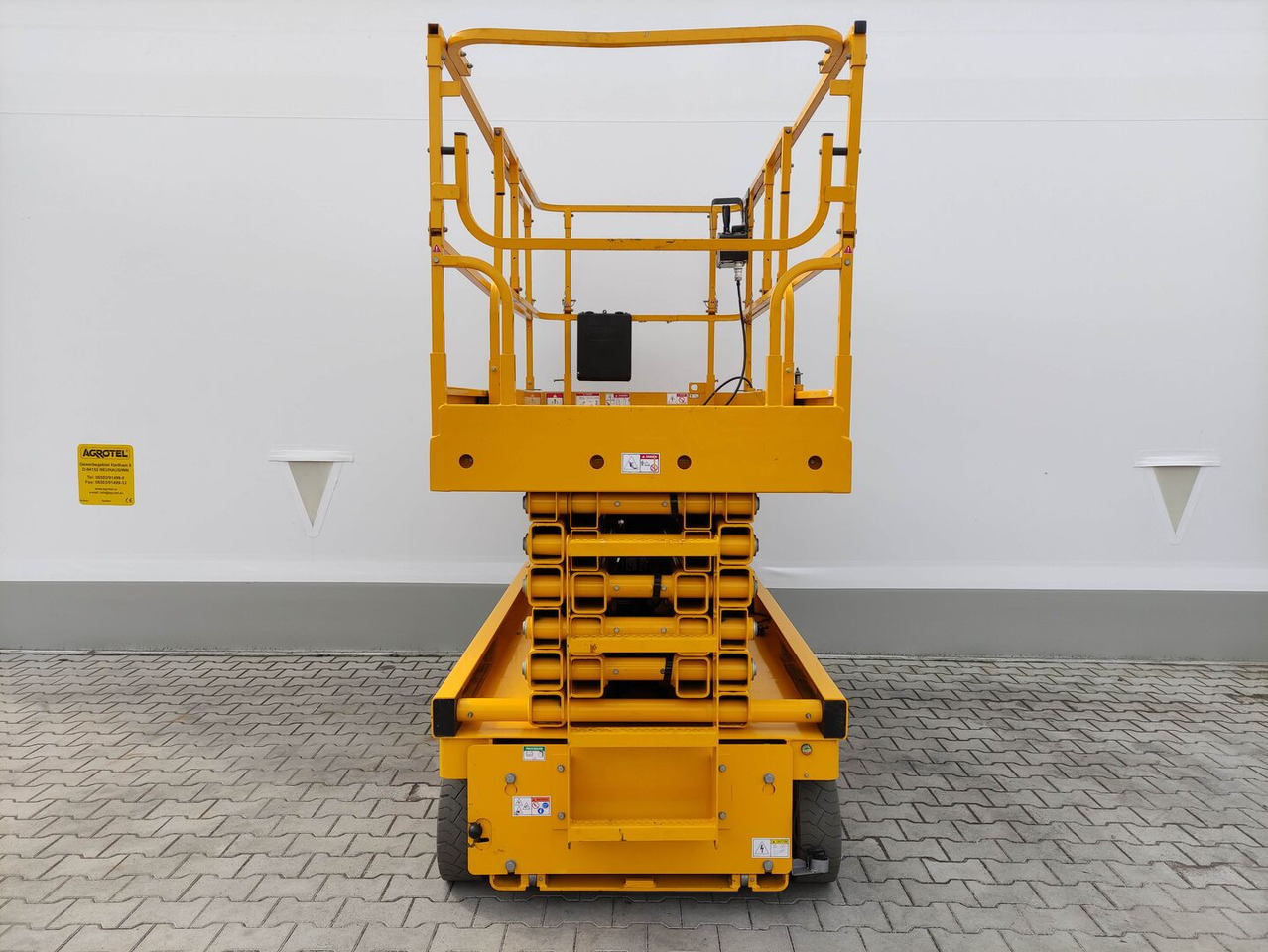 Haulotte Compact14 - Ollós emelő: 4 kép. Haulotte Compact14 - Ollós emelő: 4 kép.