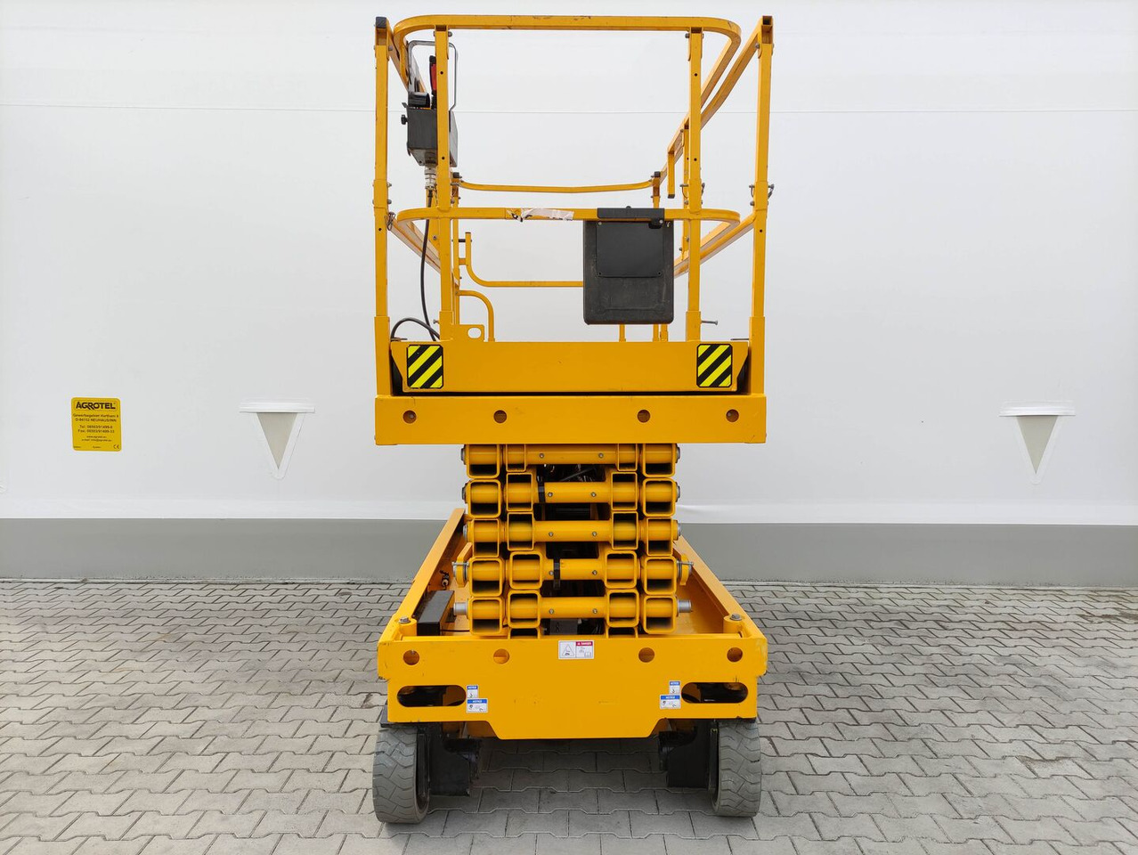 Haulotte Compact14 - Ollós emelő: 3 kép. Haulotte Compact14 - Ollós emelő: 3 kép.