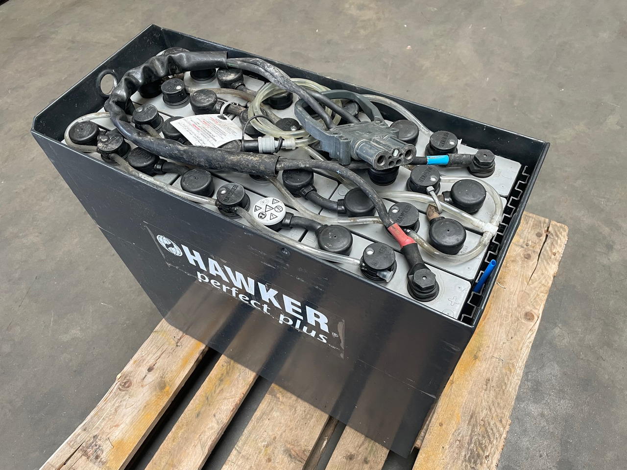 Hawker 24 Volt I 3 PZS 375 - Akkumulátor - Anyagmozgató gép: 1 kép. Hawker 24 Volt I 3 PZS 375 - Akkumulátor - Anyagmozgató gép: 1 kép.