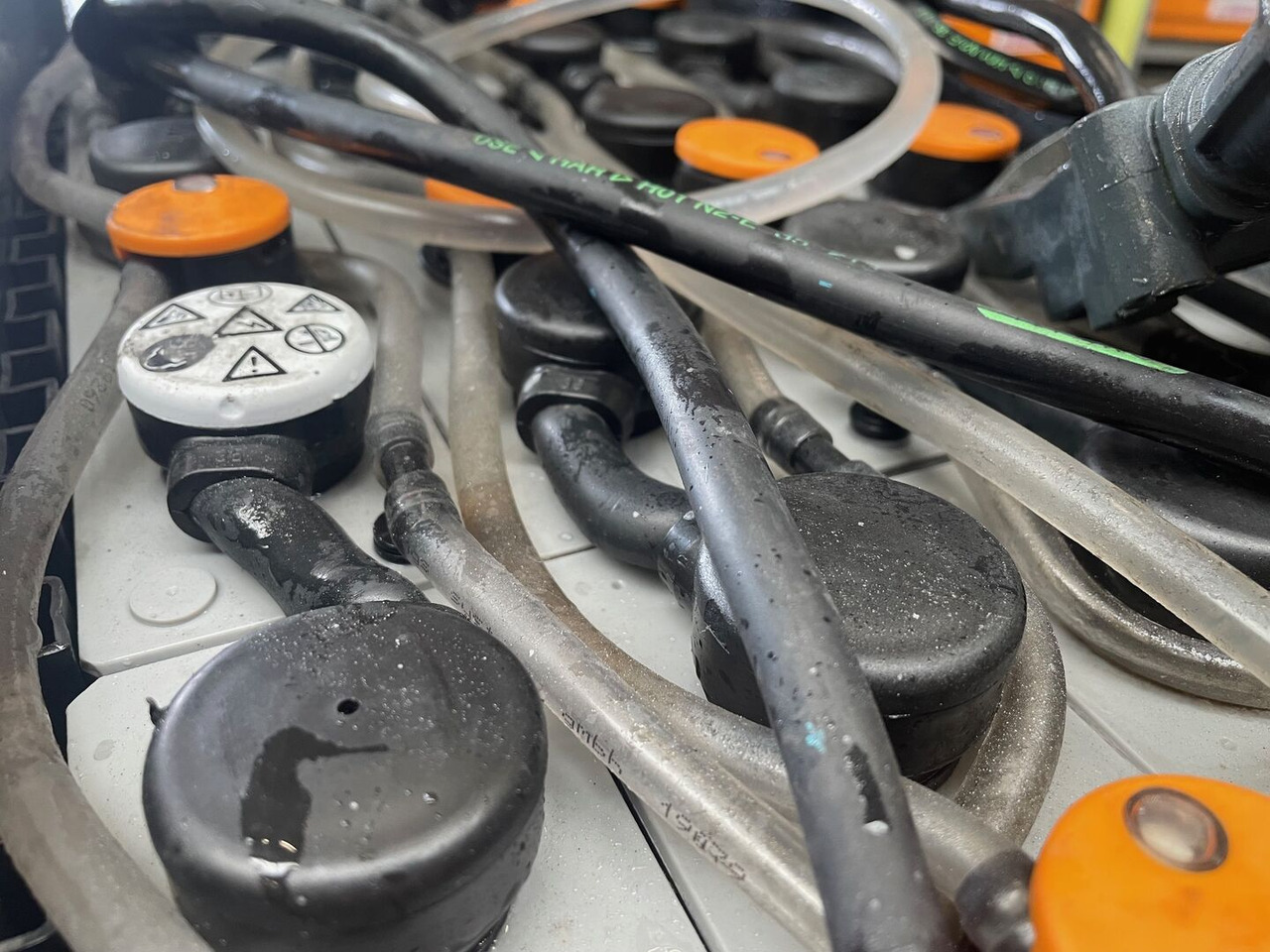 Hawker 24 Volt I 3 PZS 375 - Akkumulátor - Anyagmozgató gép: 3 kép. Hawker 24 Volt I 3 PZS 375 - Akkumulátor - Anyagmozgató gép: 3 kép.