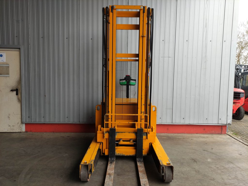 ICEM CTS20/402 FT - Emelőtargoncá: 3 kép. ICEM CTS20/402 FT - Emelőtargoncá: 3 kép.