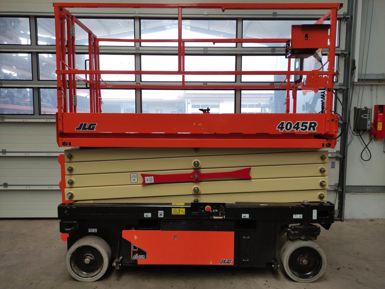 JLG 4045R - Ollós emelő: 2 kép. JLG 4045R - Ollós emelő: 2 kép.