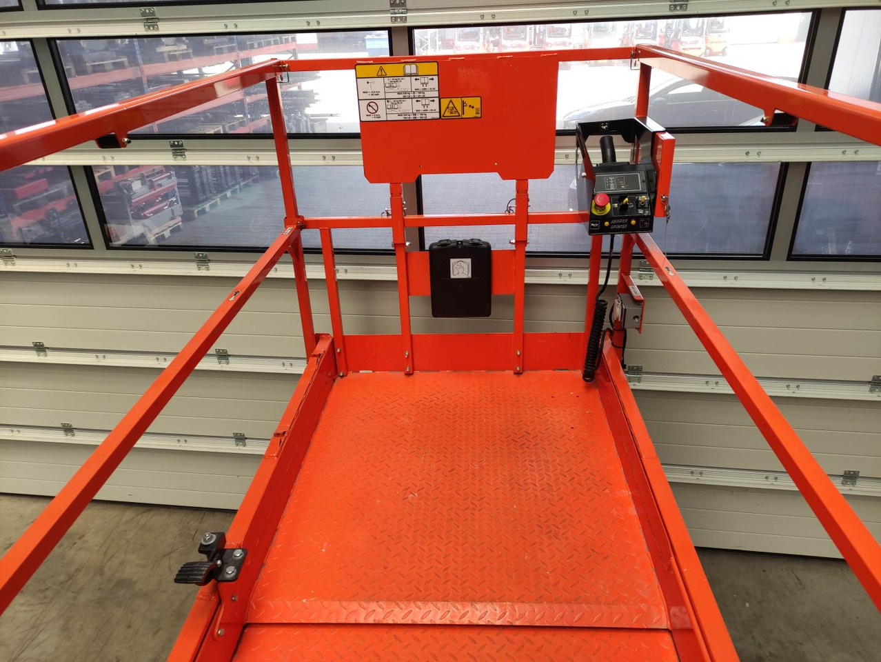 JLG R3246 - Ollós emelő: 5 kép. JLG R3246 - Ollós emelő: 5 kép.