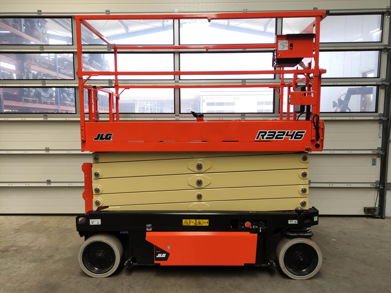 JLG R3246 - Ollós emelő: 2 kép. JLG R3246 - Ollós emelő: 2 kép.