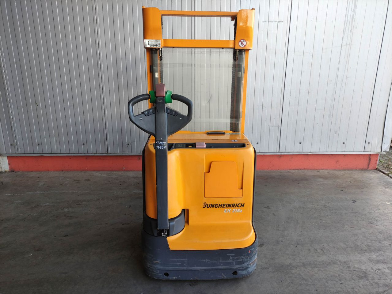 Jungheinrich EJC 216Z - Emelőtargoncá: 4 kép. Jungheinrich EJC 216Z - Emelőtargoncá: 4 kép.