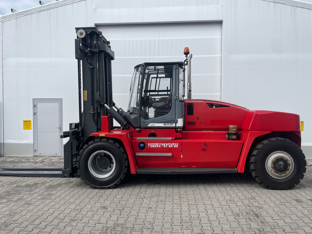 Kalmar DCG160-12 - Konténer targoncá: 1 kép. Kalmar DCG160-12 - Konténer targoncá: 1 kép.