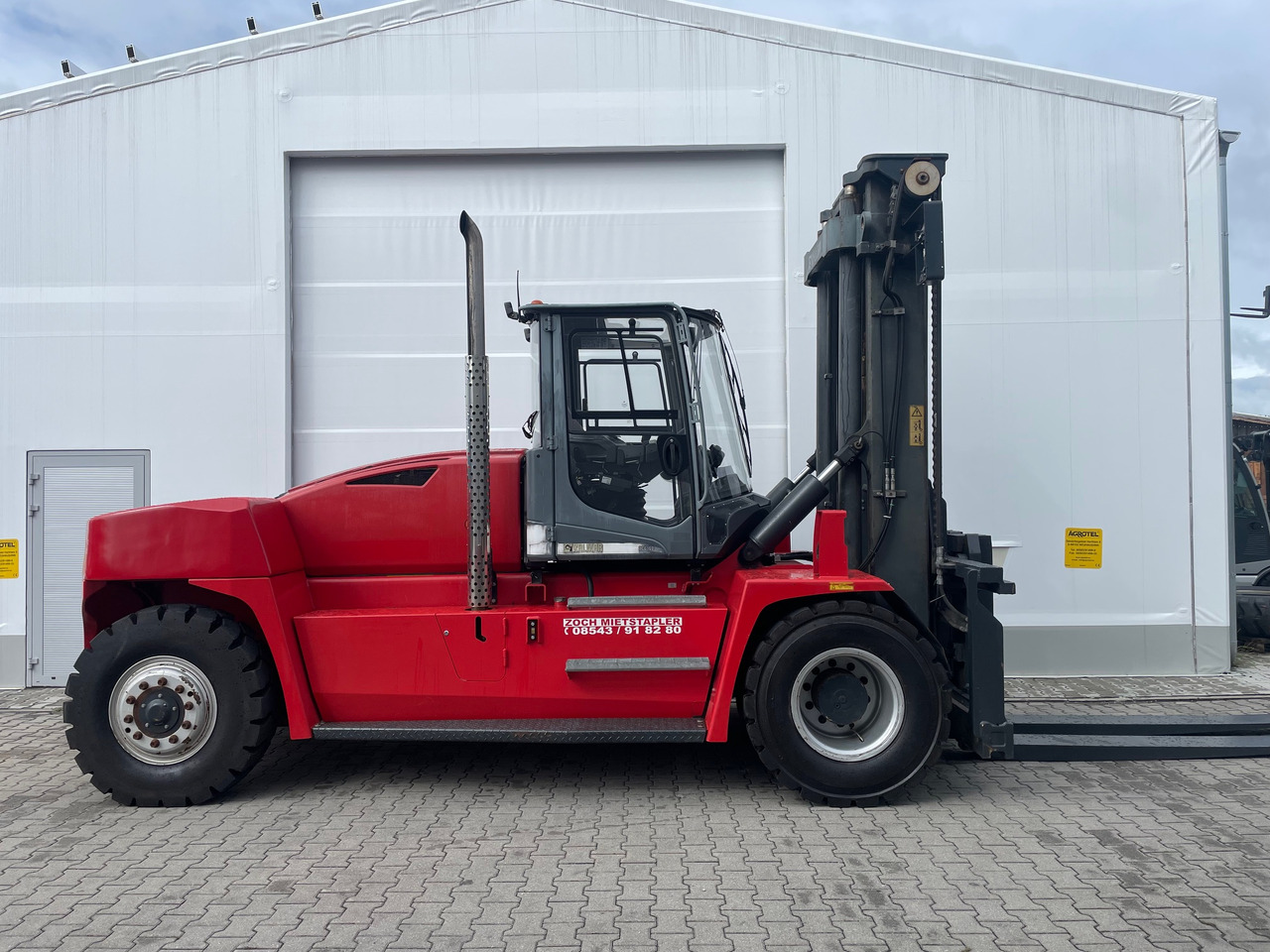 Kalmar DCG160-12 - Konténer targoncá: 2 kép. Kalmar DCG160-12 - Konténer targoncá: 2 kép.