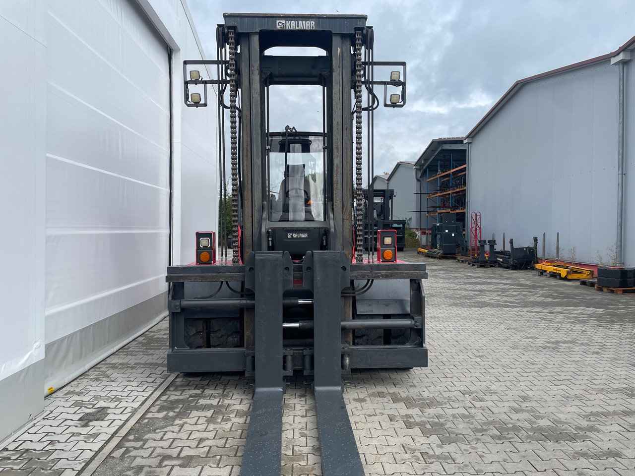 Kalmar DCG160-12 - Konténer targoncá: 3 kép. Kalmar DCG160-12 - Konténer targoncá: 3 kép.