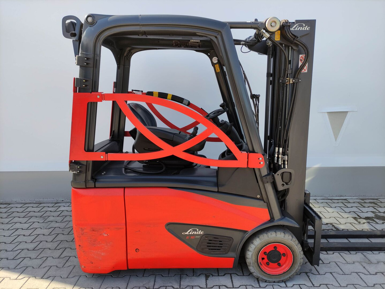 Linde E16-02-EVO-386 - Elektromos targonca: 2 kép. Linde E16-02-EVO-386 - Elektromos targonca: 2 kép.