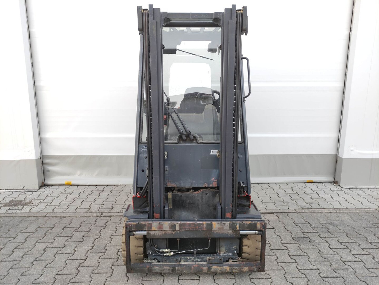 Linde E20-335 - Elektromos targonca: 3 kép. Linde E20-335 - Elektromos targonca: 3 kép.