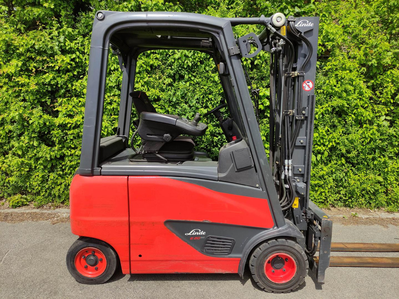 Linde E20-PH-02 - Elektromos targonca: 2 kép. Linde E20-PH-02 - Elektromos targonca: 2 kép.