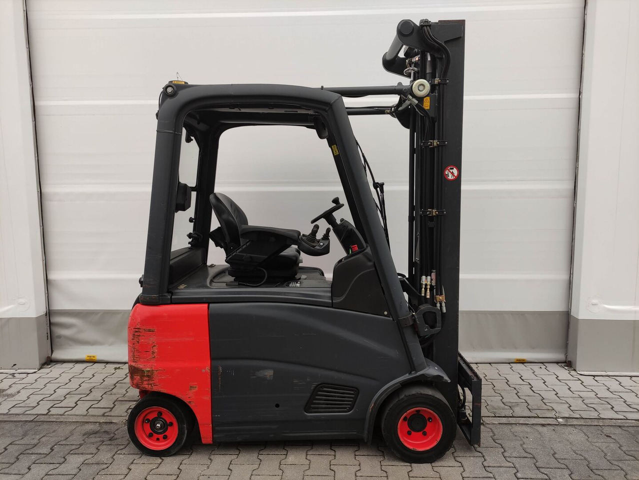 Linde E20PH-01-386 - Elektromos targonca: 2 kép. Linde E20PH-01-386 - Elektromos targonca: 2 kép.