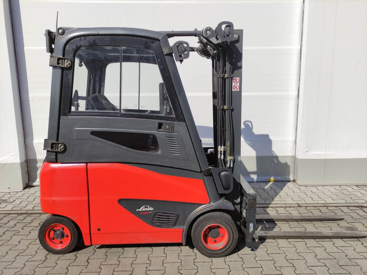 Linde E20PH-02-386 - Elektromos targonca: 2 kép. Linde E20PH-02-386 - Elektromos targonca: 2 kép.