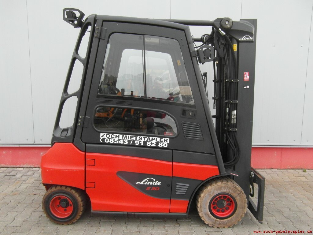 Linde E30-01-387 - Elektromos targonca: 2 kép. Linde E30-01-387 - Elektromos targonca: 2 kép.