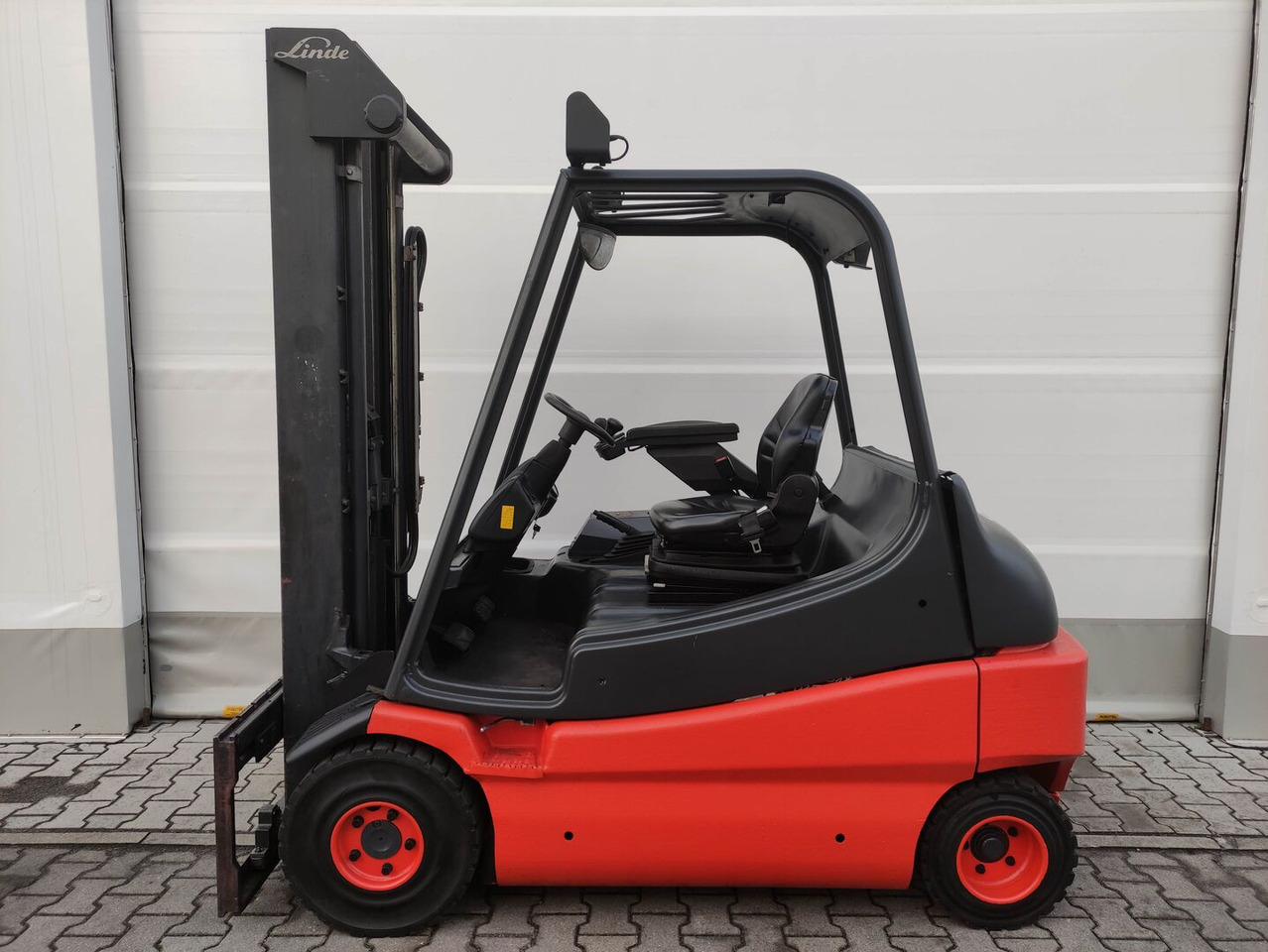 Linde E30-336-03 (LACK NEU) - Elektromos targonca: 1 kép. Linde E30-336-03 (LACK NEU) - Elektromos targonca: 1 kép.