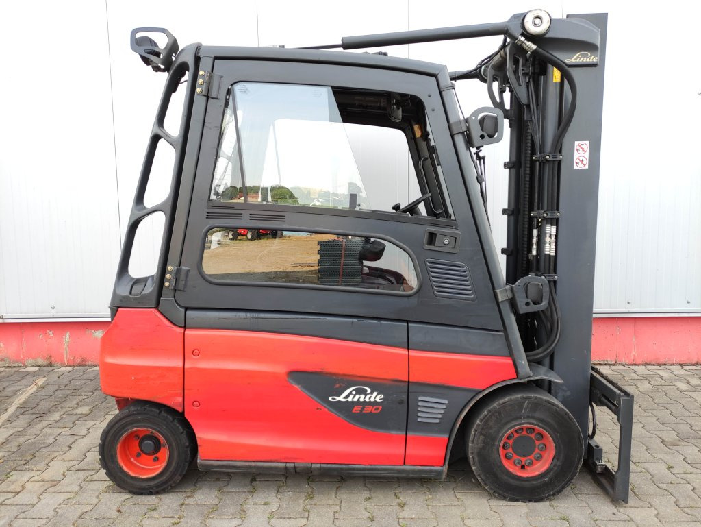 Linde E30L-01-387 - Elektromos targonca: 2 kép. Linde E30L-01-387 - Elektromos targonca: 2 kép.