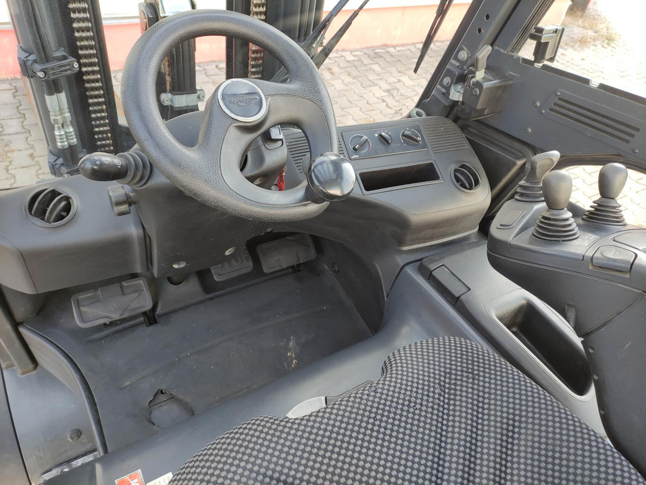 Linde E35HL-01-387 - Elektromos targonca: 5 kép. Linde E35HL-01-387 - Elektromos targonca: 5 kép.