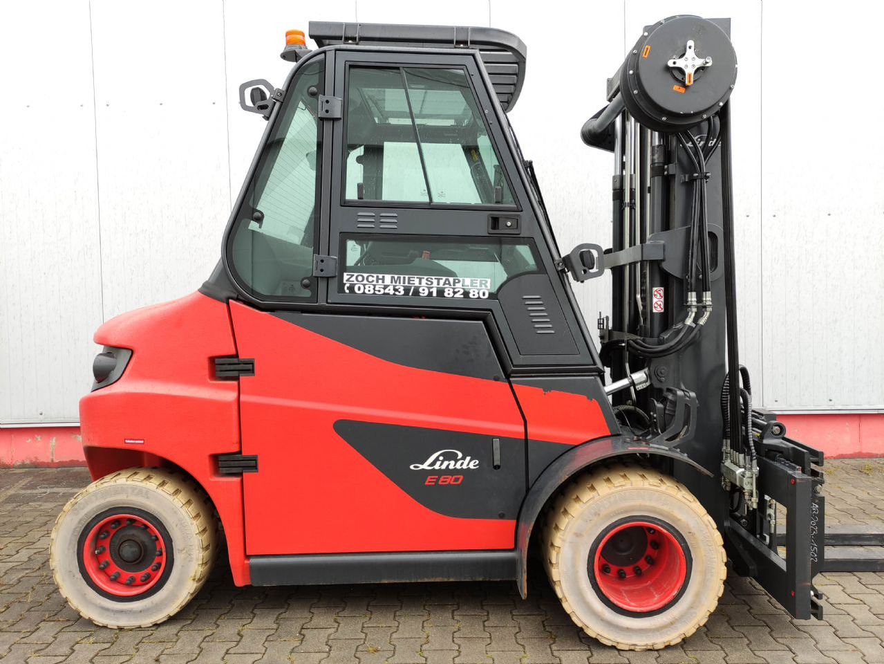 Linde E80-01-127 - Elektromos targonca: 2 kép. Linde E80-01-127 - Elektromos targonca: 2 kép.