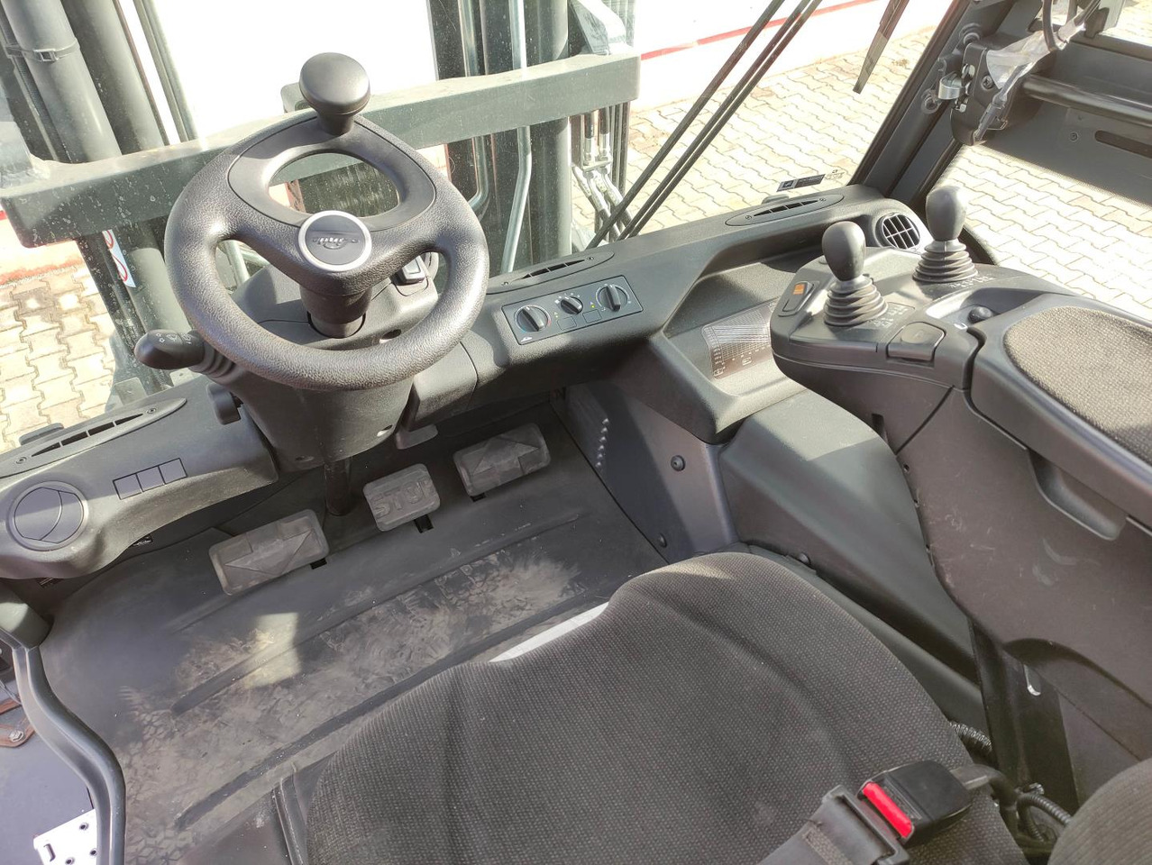 Linde E80-01-127 - Elektromos targonca: 5 kép. Linde E80-01-127 - Elektromos targonca: 5 kép.