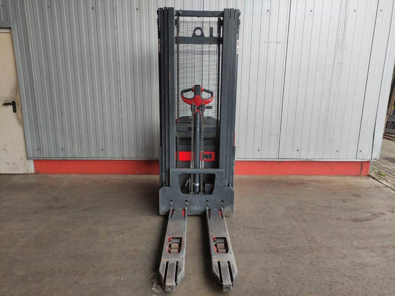 Linde L14 APi - Emelőtargoncá: 3 kép. Linde L14 APi - Emelőtargoncá: 3 kép.