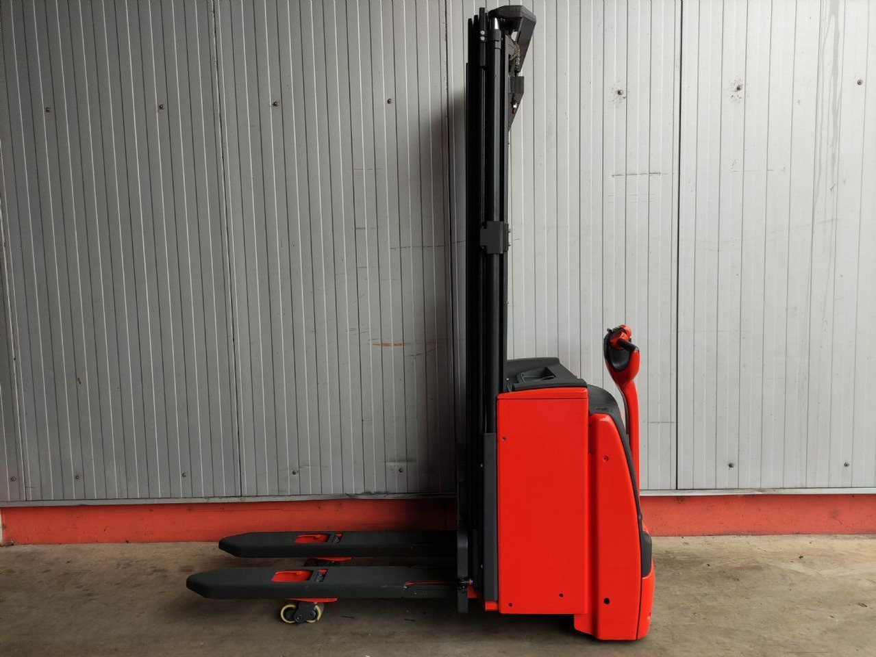 Linde L14i-1173 - Emelőtargoncá: 1 kép. Linde L14i-1173 - Emelőtargoncá: 1 kép.