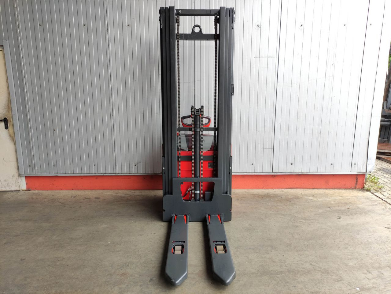 Linde L14i-1173 - Emelőtargoncá: 3 kép. Linde L14i-1173 - Emelőtargoncá: 3 kép.